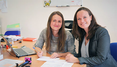 dve ženy za pracovným stolom - Dôveryhodnosť | vratmidan.sk