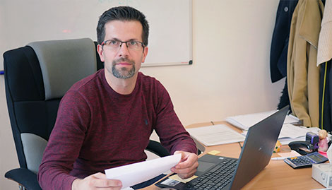 muž za počítačom - Kvalita | vratmidan.sk