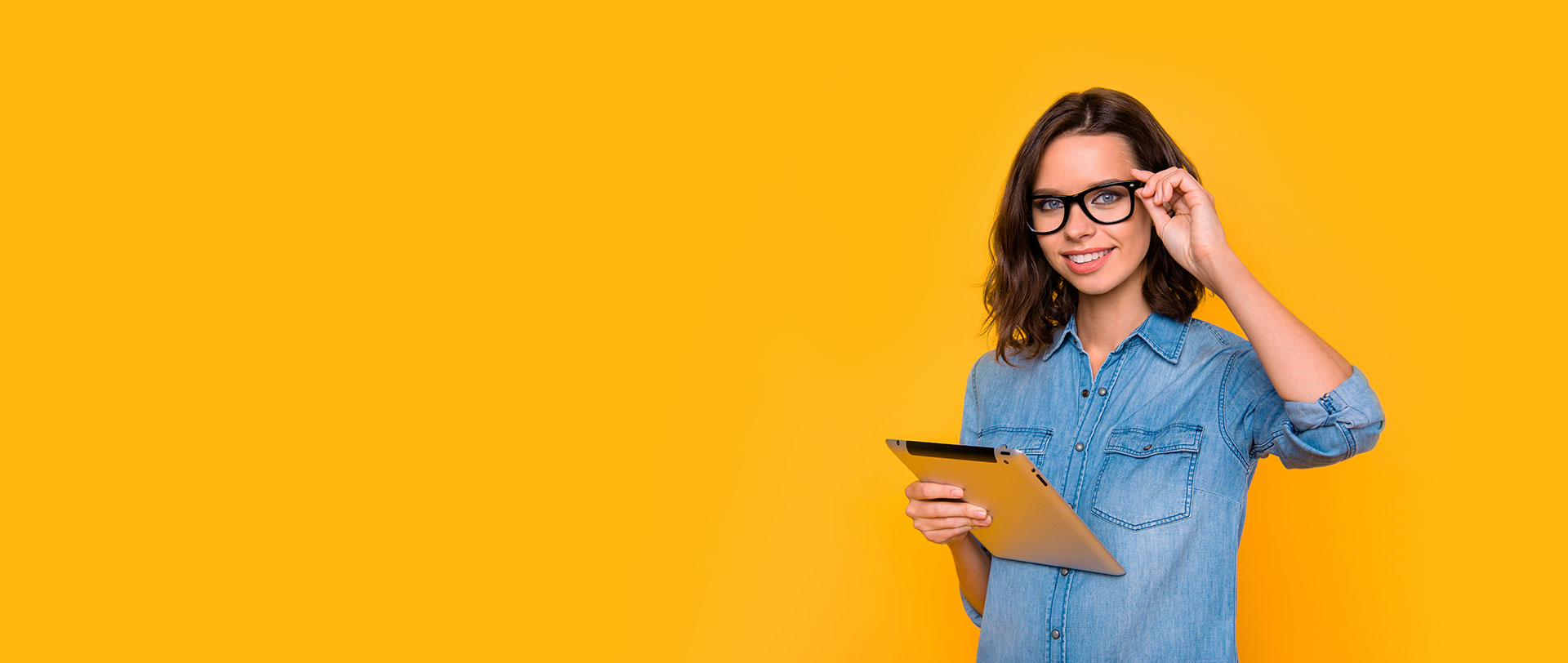 žena v okuliaroch na stránke s informáciami o vratmidan.sk